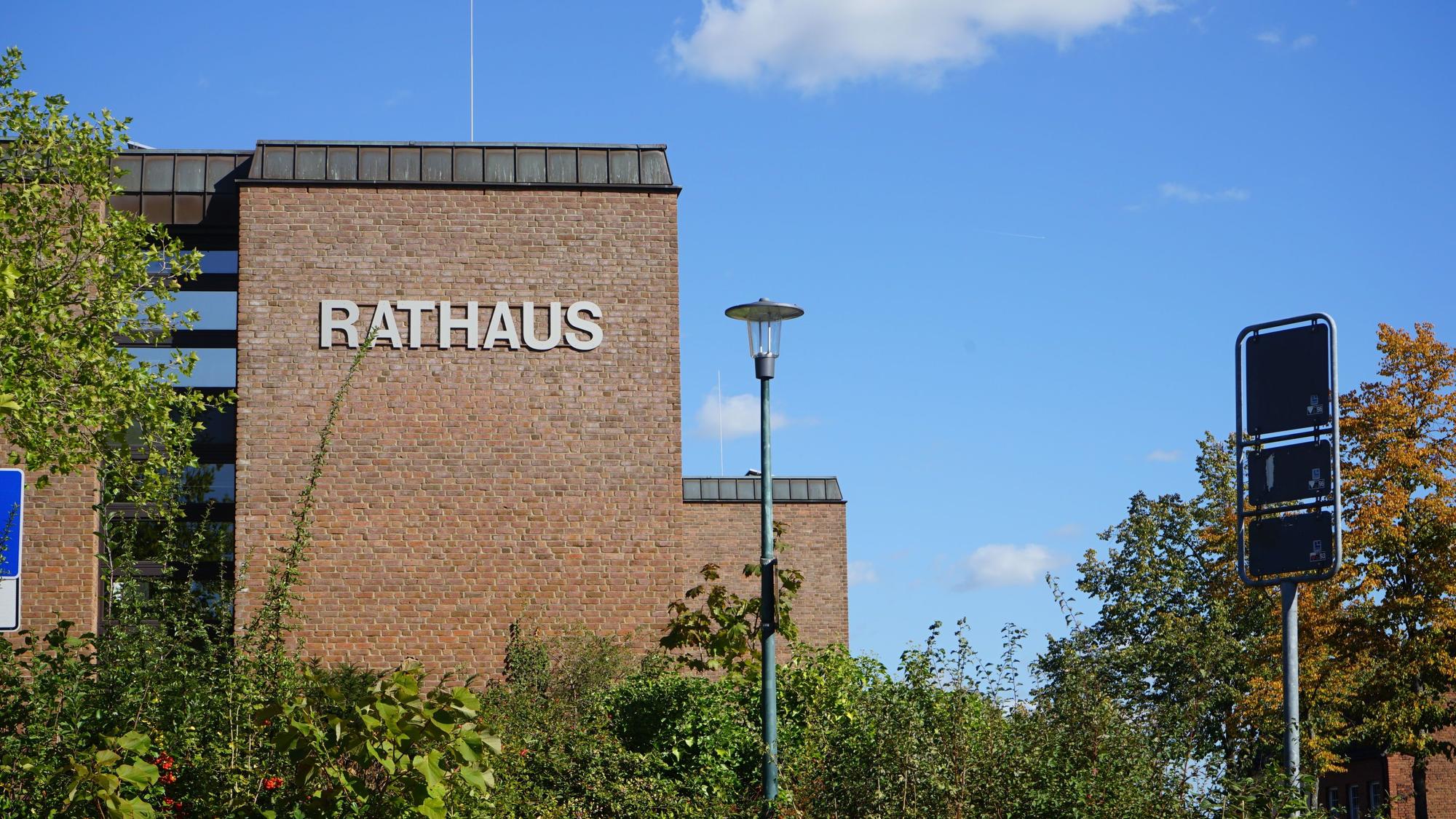 Zu sehen ist ein Gebäude aus Backstein vor blauem Himmel.