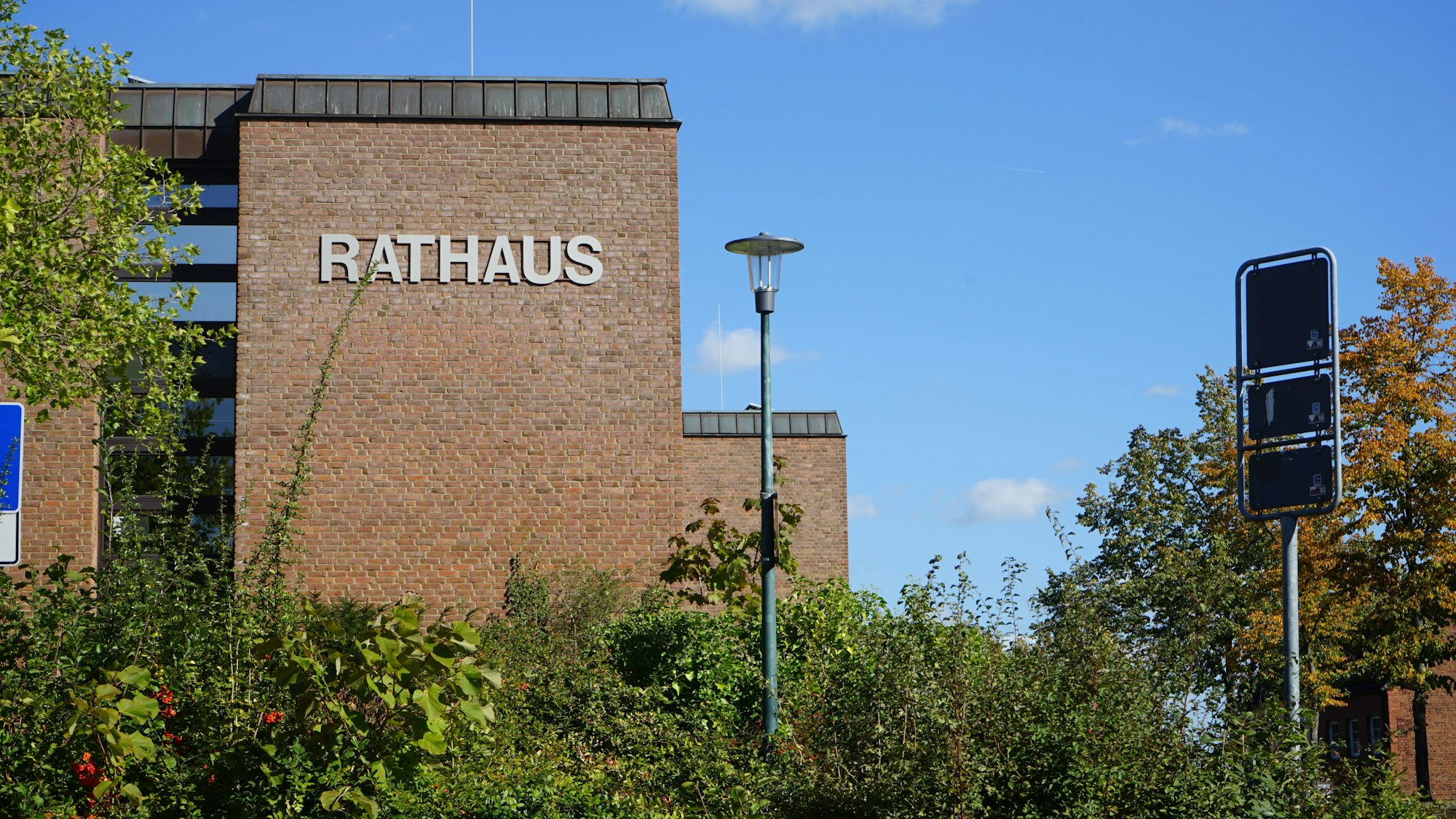 Auf dem Foto ist das Kerpener Rathaus zu sehen.