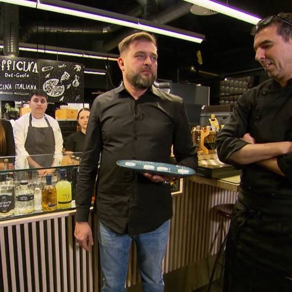 Officina Del Gusto-Chefkoch Adam (v.r.) neben Inhaber Özkan Yilderim und Mitarbeitenden.