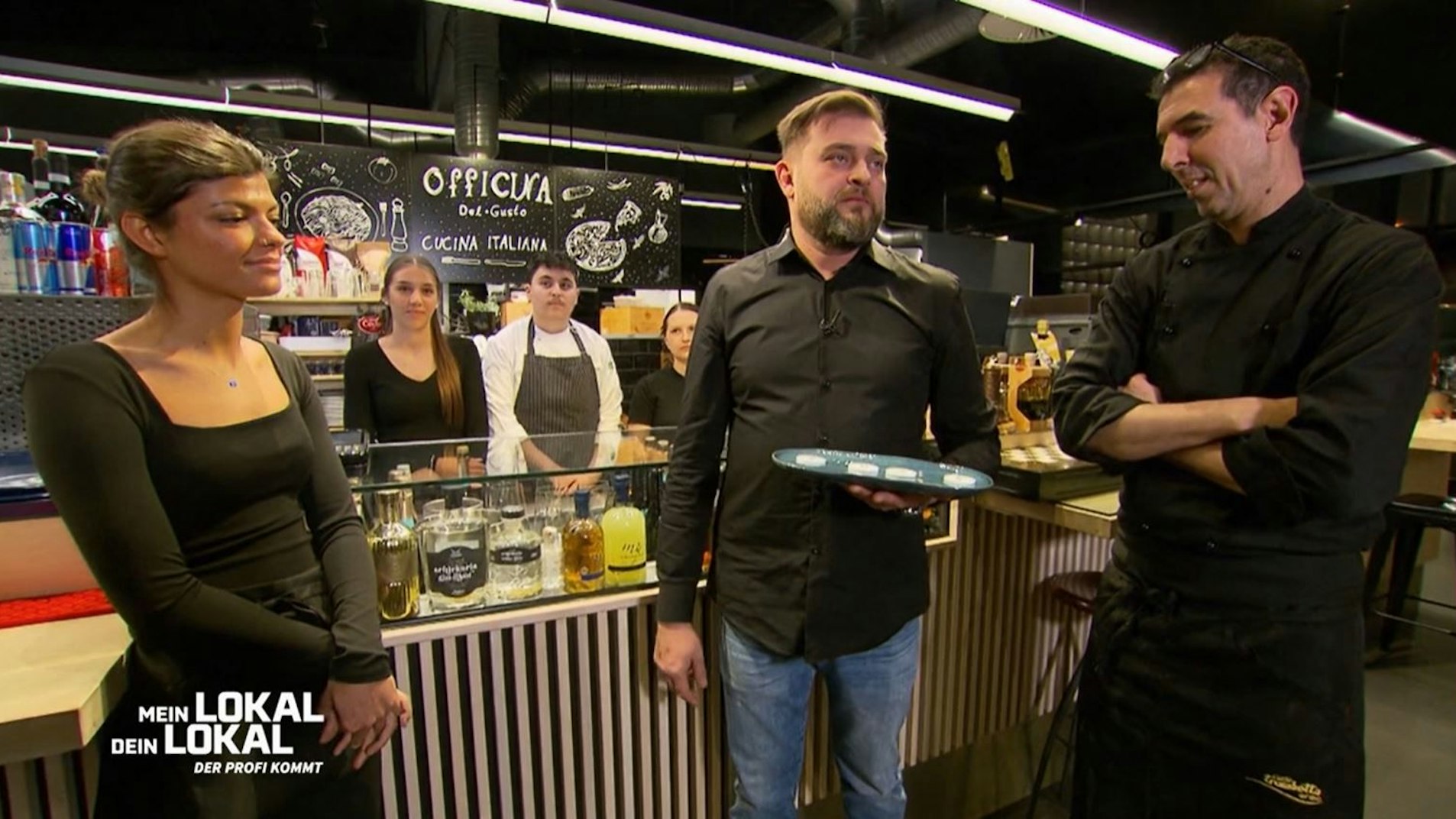 Officina Del Gusto-Chefkoch Adam (v.r.) neben Inhaber Özkan Yilderim und Mitarbeitenden.