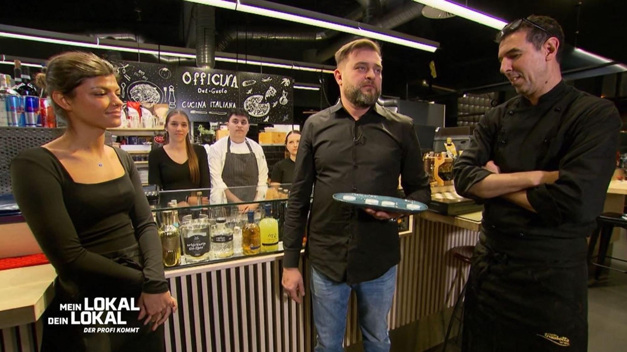 Officina Del Gusto-Chefkoch Adam (v.r.) neben Inhaber Özkan Yilderim und Mitarbeitenden.