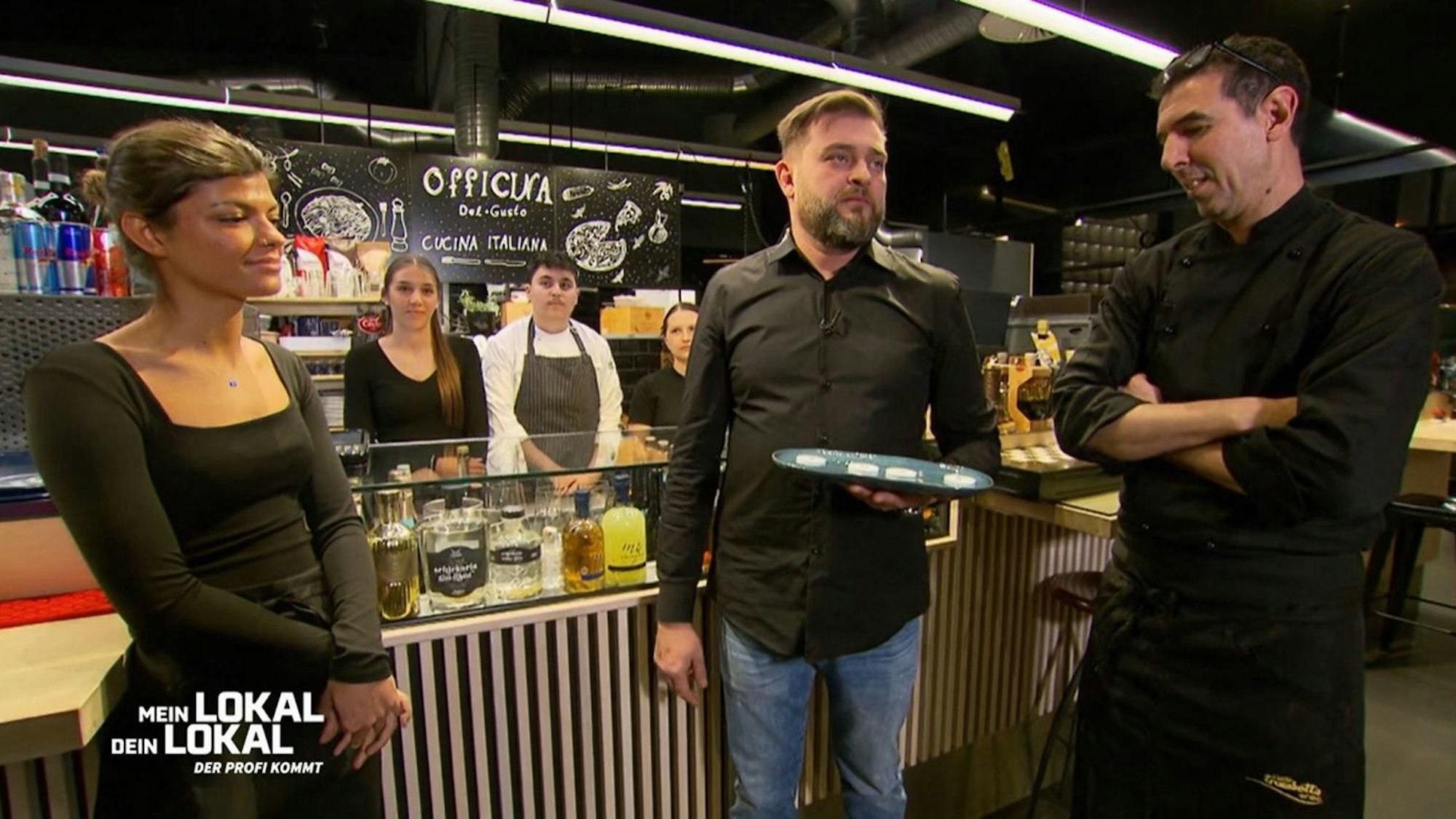 Officina Del Gusto-Chefkoch Adam (v.r.) neben Inhaber Özkan Yilderim und Mitarbeitenden.