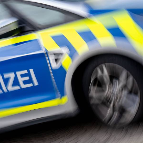 Ein Polizeifahrzeug steht auf dem LKW-Parkplatz Plötzetal an der A14.