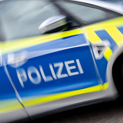 Ein Polizeifahrzeug steht auf dem LKW-Parkplatz Plötzetal an der A14.