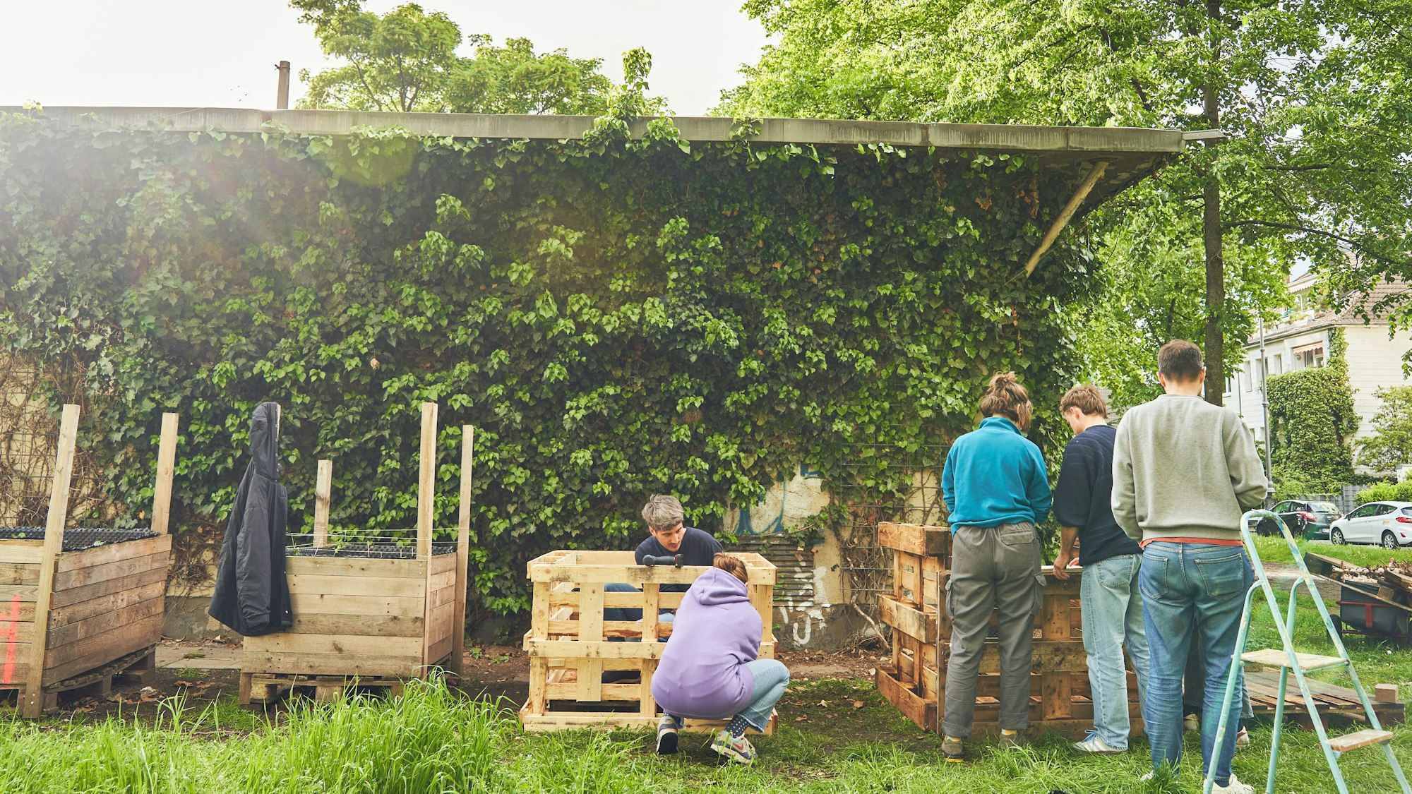 Die Mitglieder von Stadt Jemös beim Aufbau der Hochbeete