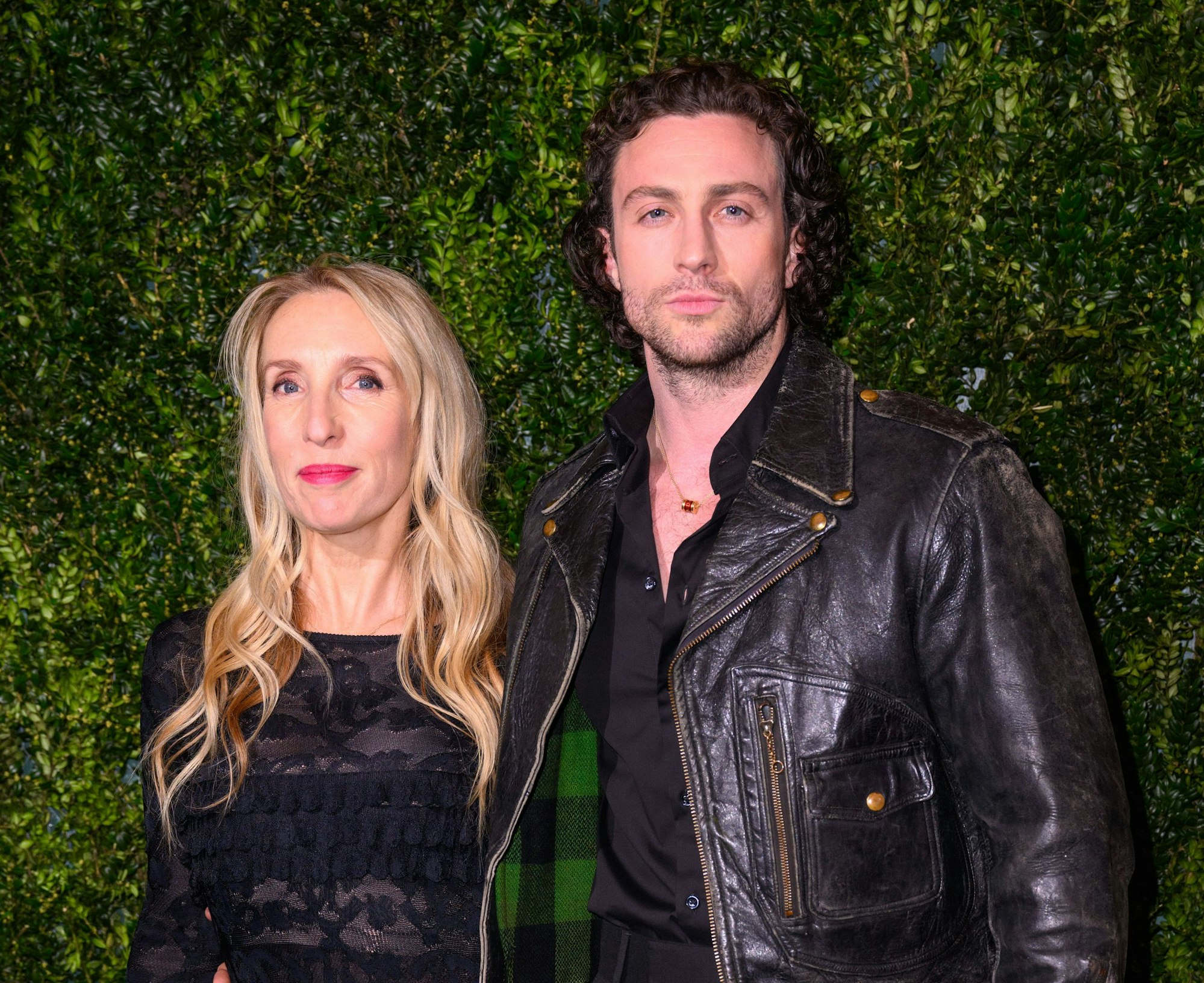 Sam Taylor-Johnson und Aaron Taylor-Johnson (r.) auf einem roten Teppich in London.