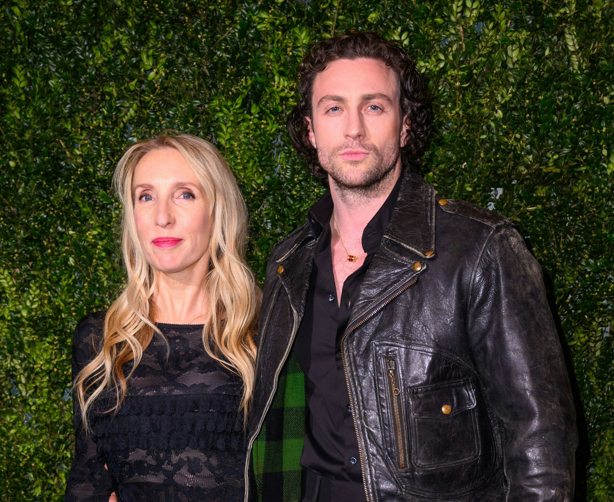 Sam Taylor-Johnson und Aaron Taylor-Johnson (r.) auf einem roten Teppich in London.