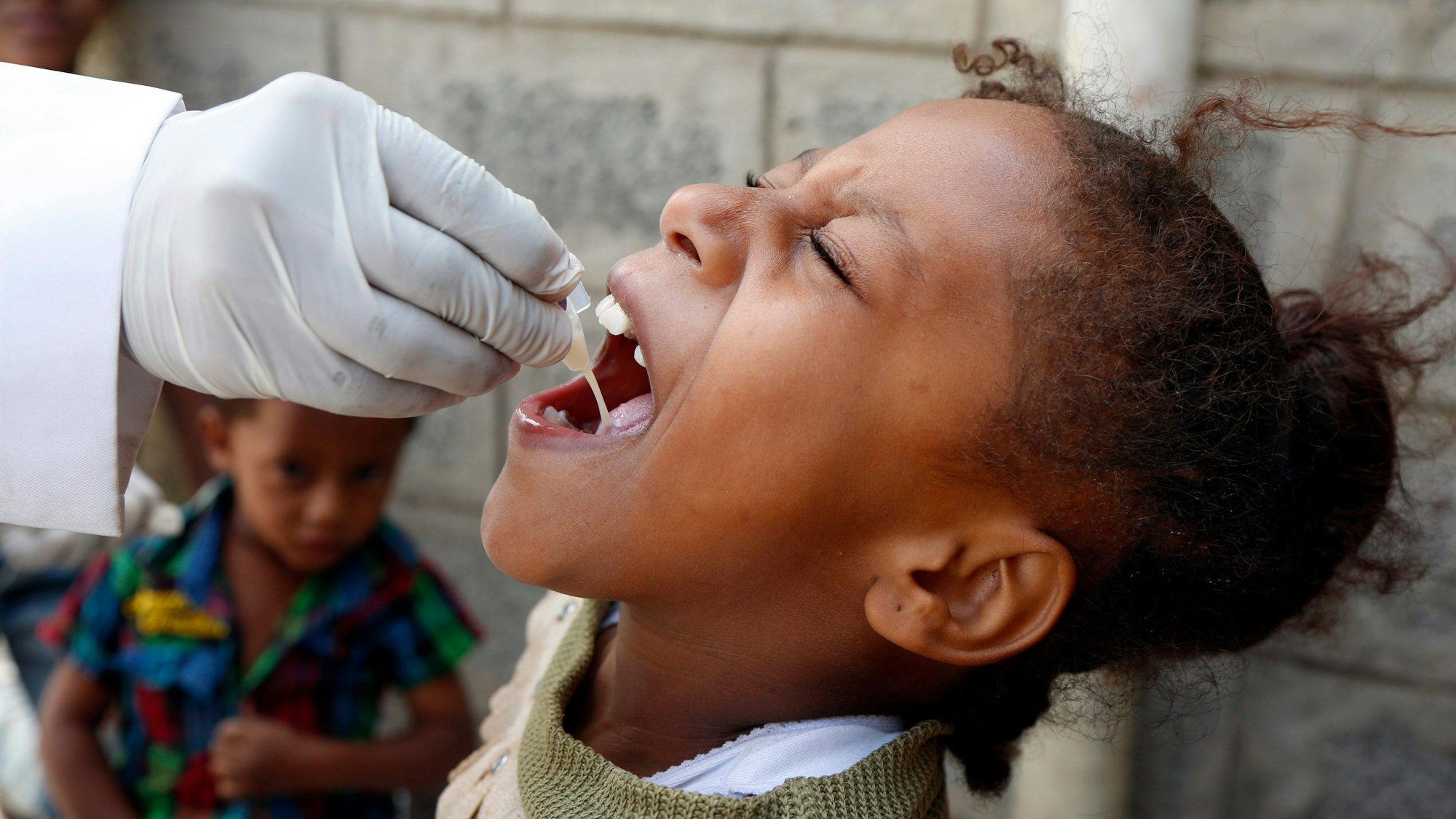 Ein jemenitisches Mädchen erhält im Zuge einer vom Gesundheitsministerium angestoßenen Impfkampagne einen Impfstoff gegen Cholera.