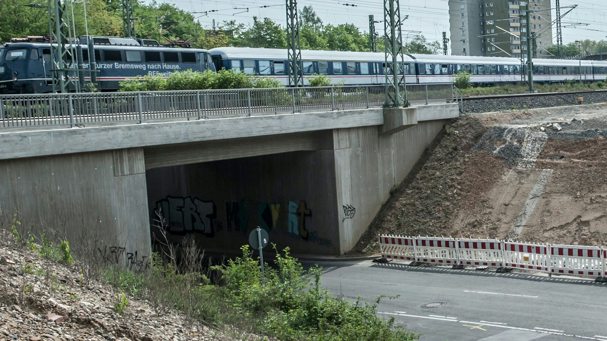 Ein Zug fährt über eine Eisenbahnbrücke.