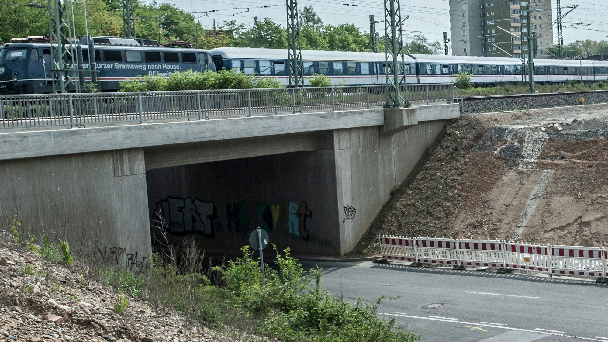 Ein Zug fährt über eine Eisenbahnbrücke.