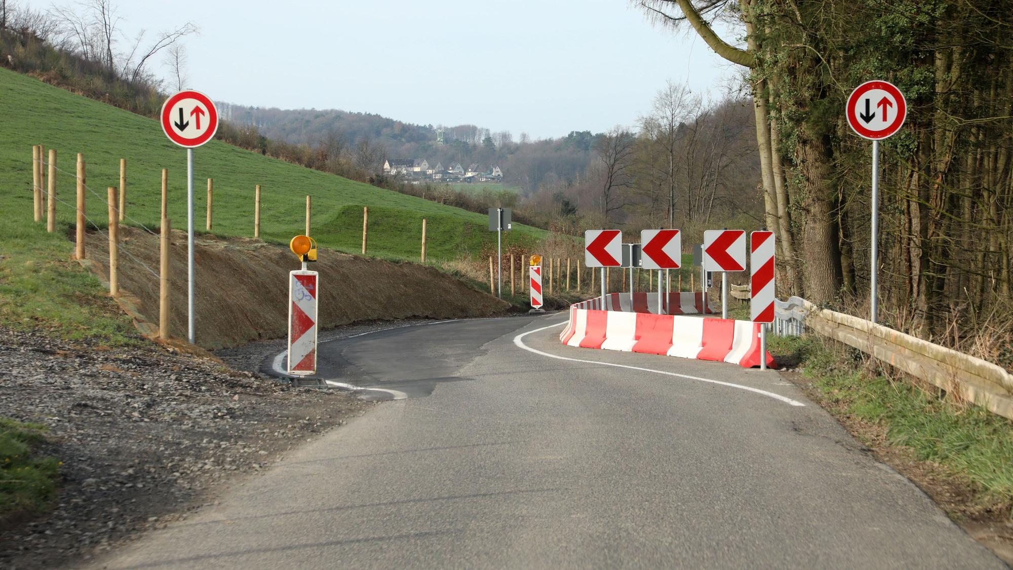 An einer Erdrutschstelle der Kreisstraße 38 bei Overath-Mittelbech ist eine Umfahrung im Hang angelegt worden.