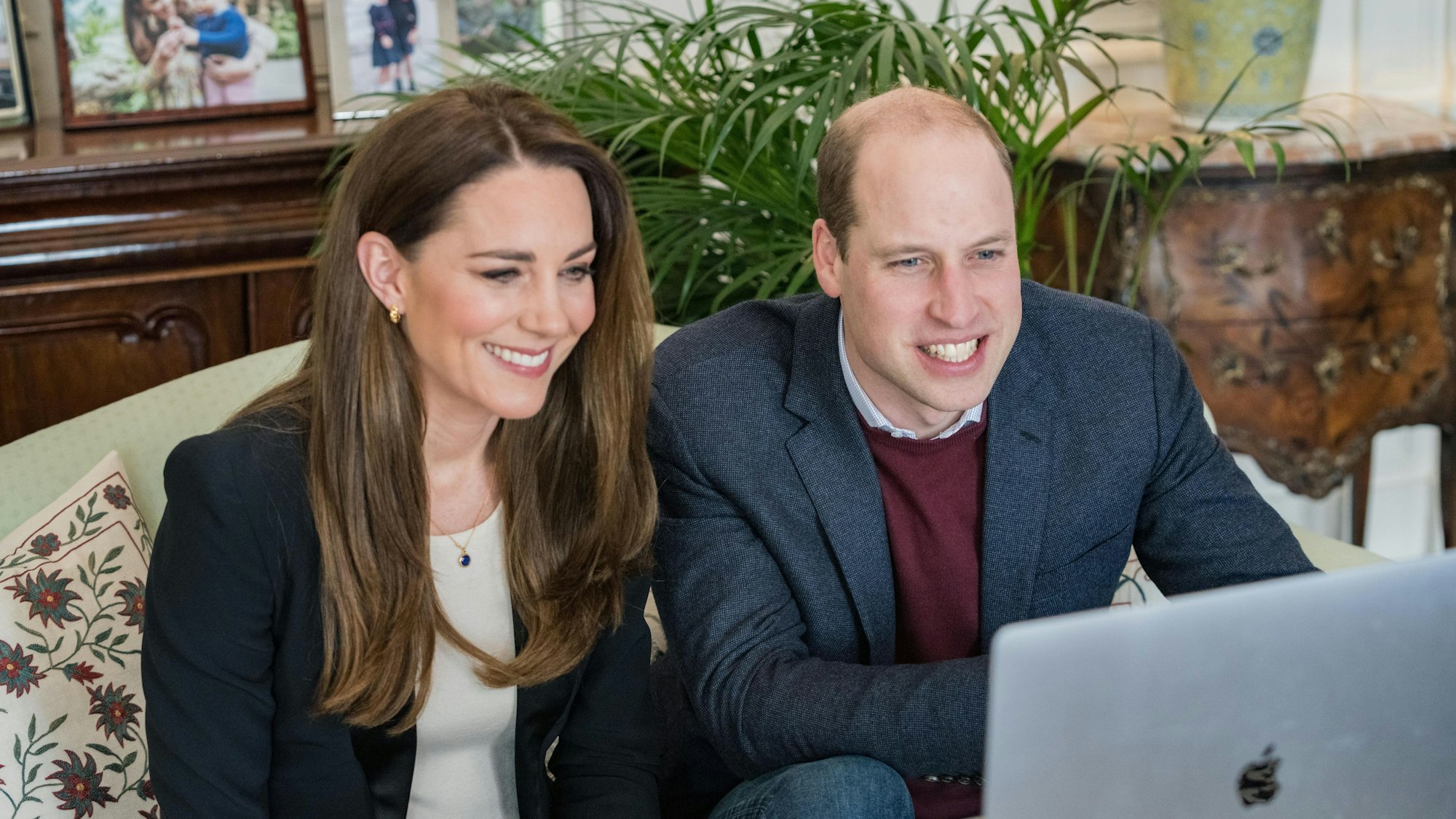 Kate und William am Laptop