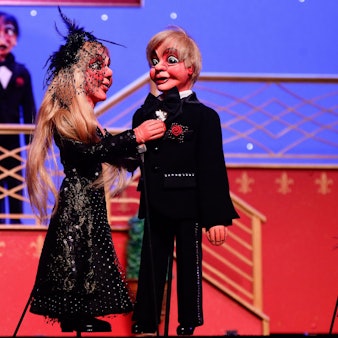 Hänneschen und Bärbelchen in Abendgarderobe auf der Bühne.