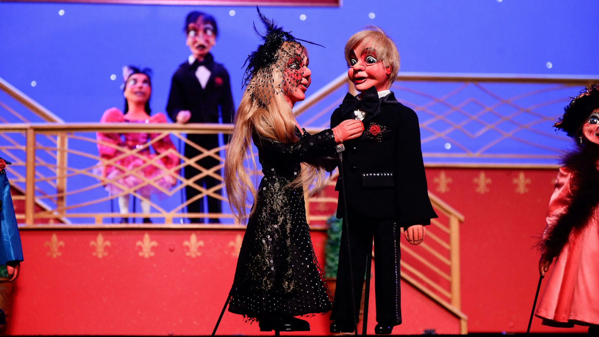 Hänneschen und Bärbelchen in Abendgarderobe auf der Bühne.