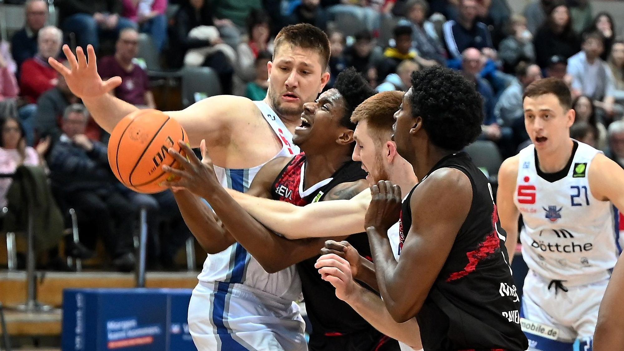 09.03.2024, Basketball-Bayer Giants Leverkusen-TKS 49
am Ball: Trey McBride (Giants)
Foto: Uli Herhaus