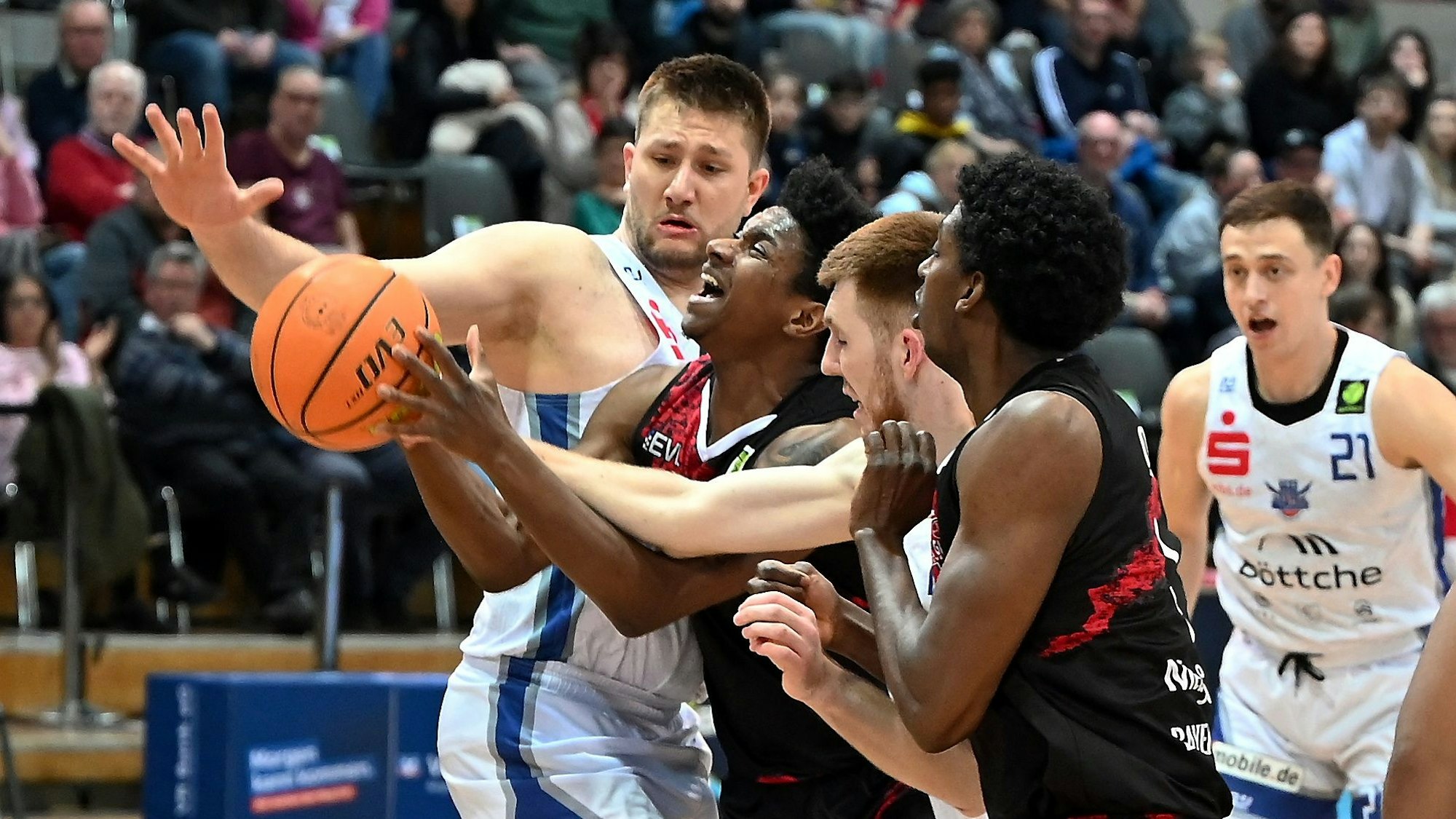 09.03.2024, Basketball-Bayer Giants Leverkusen-TKS 49
am Ball: Trey McBride (Giants)
Foto: Uli Herhaus