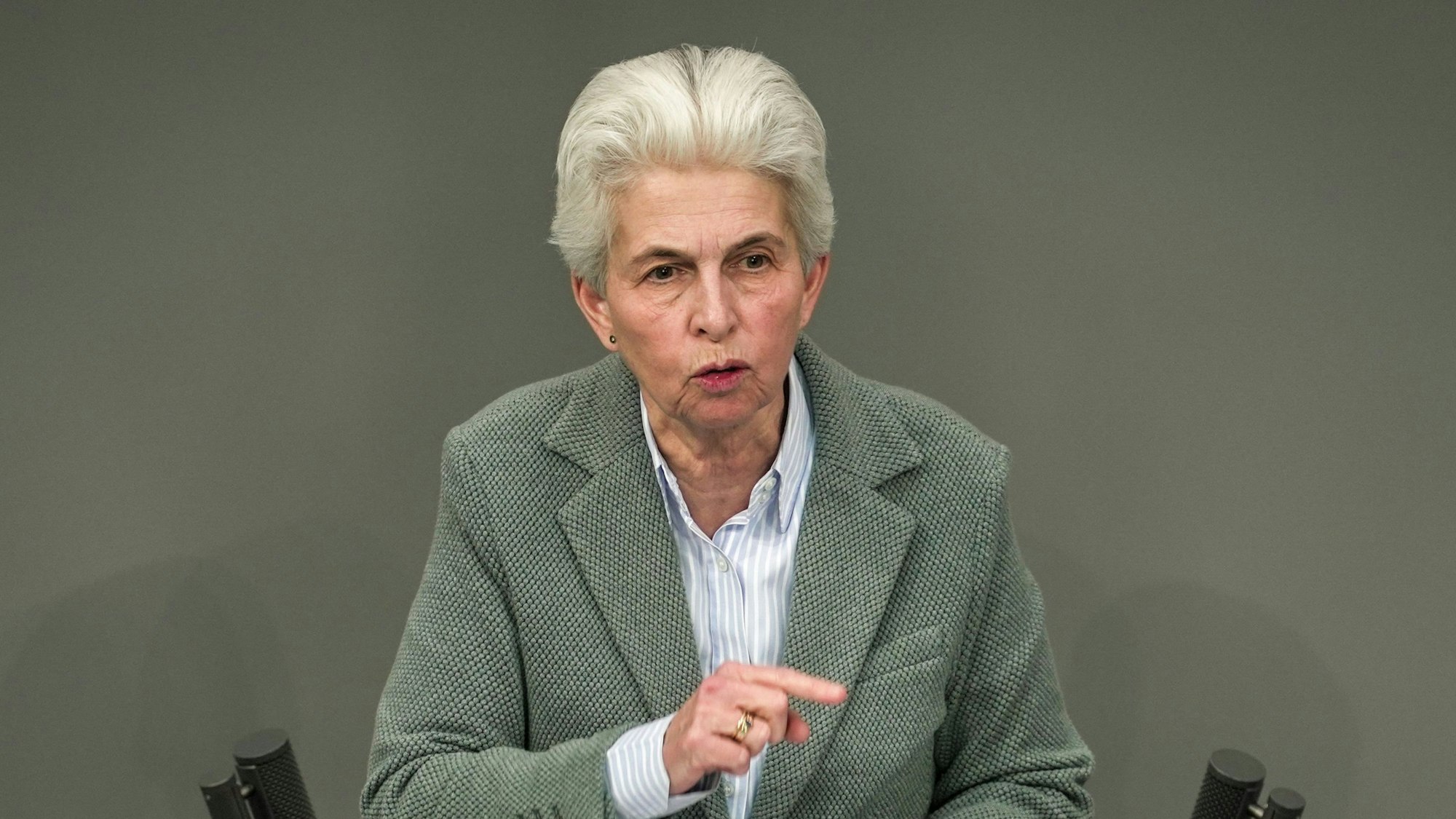 Auf dem Foto ist die FDP-Politikerin Marie-Agnes Strack-Zimmermann während einer Rede im Bundestag zu sehen.