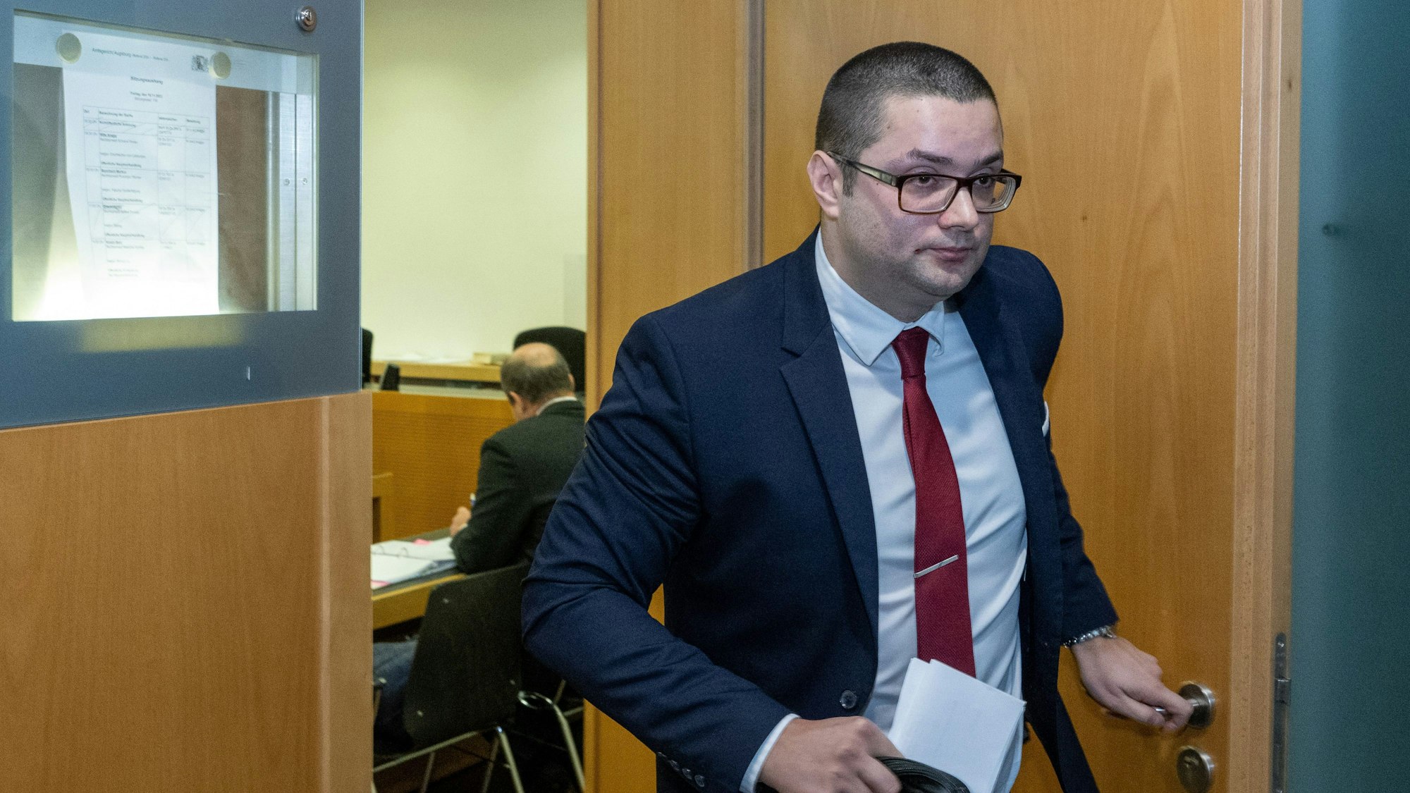 AfD-Politiker Andreas Jurca verlässt im Augsburger Strafjustizzentrum einen Gerichtssaal, nachdem er in einem Prozess als Zeuge ausgesagt hatte. (Archivbild)