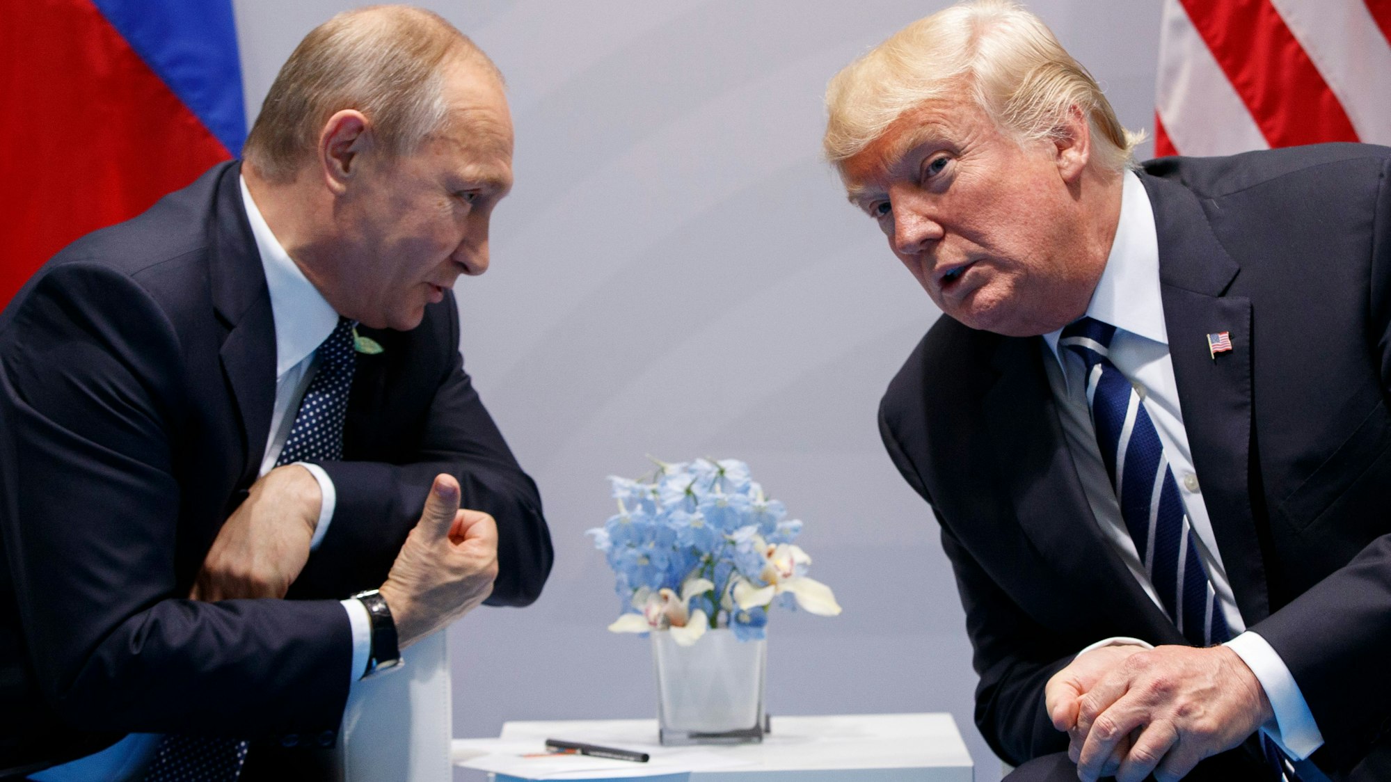 Wladimir Putin, Präsident von Russland, und Donald Trump, damals Präsident der USA, unterhalten sich auf dem G20-Gipfel in Hamburg 2017.