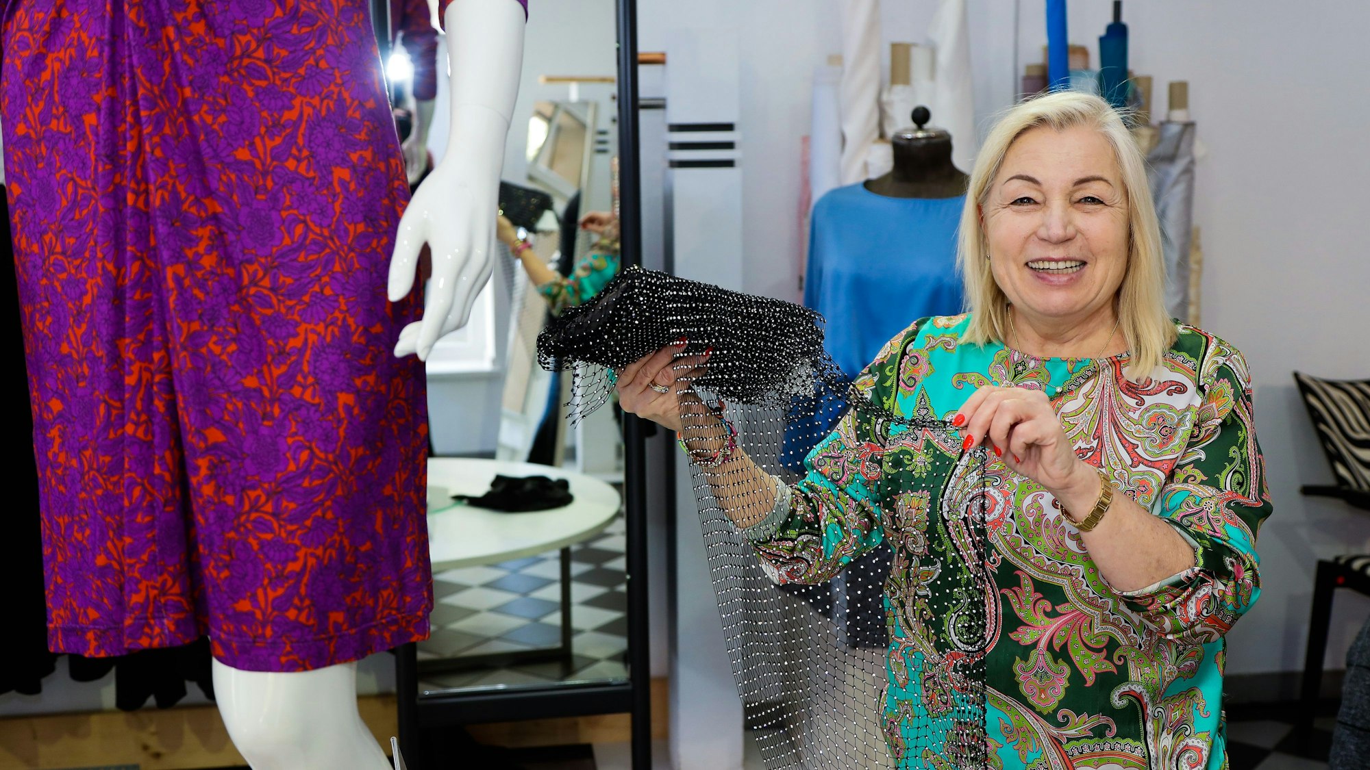 Simone Hertwig präsentiert in ihrem Atelier den Stoff für das Abendkleid der Bärbel-Figur.