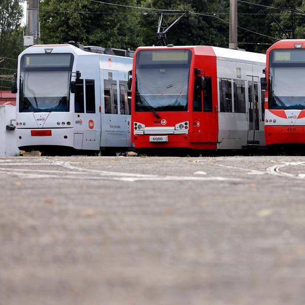 Vier KVB-Bahnen stehen auf einem Betriebsgelände in Köln-Müngersdorf am RheinEnergie-Stadion