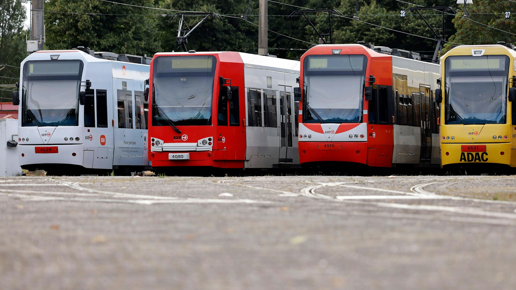 Vier KVB-Bahnen stehen auf einem Betriebsgelände in Köln-Müngersdorf am RheinEnergie-Stadion