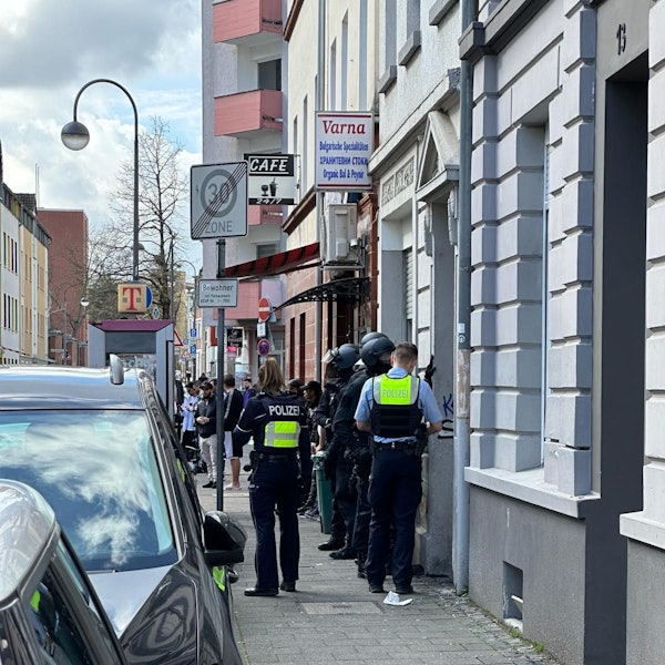 Polizisten betreten am Montag (18. März) ein Wohnhaus an der Holweider Straße. Ein 20-Jähriger wurde festgenommen.