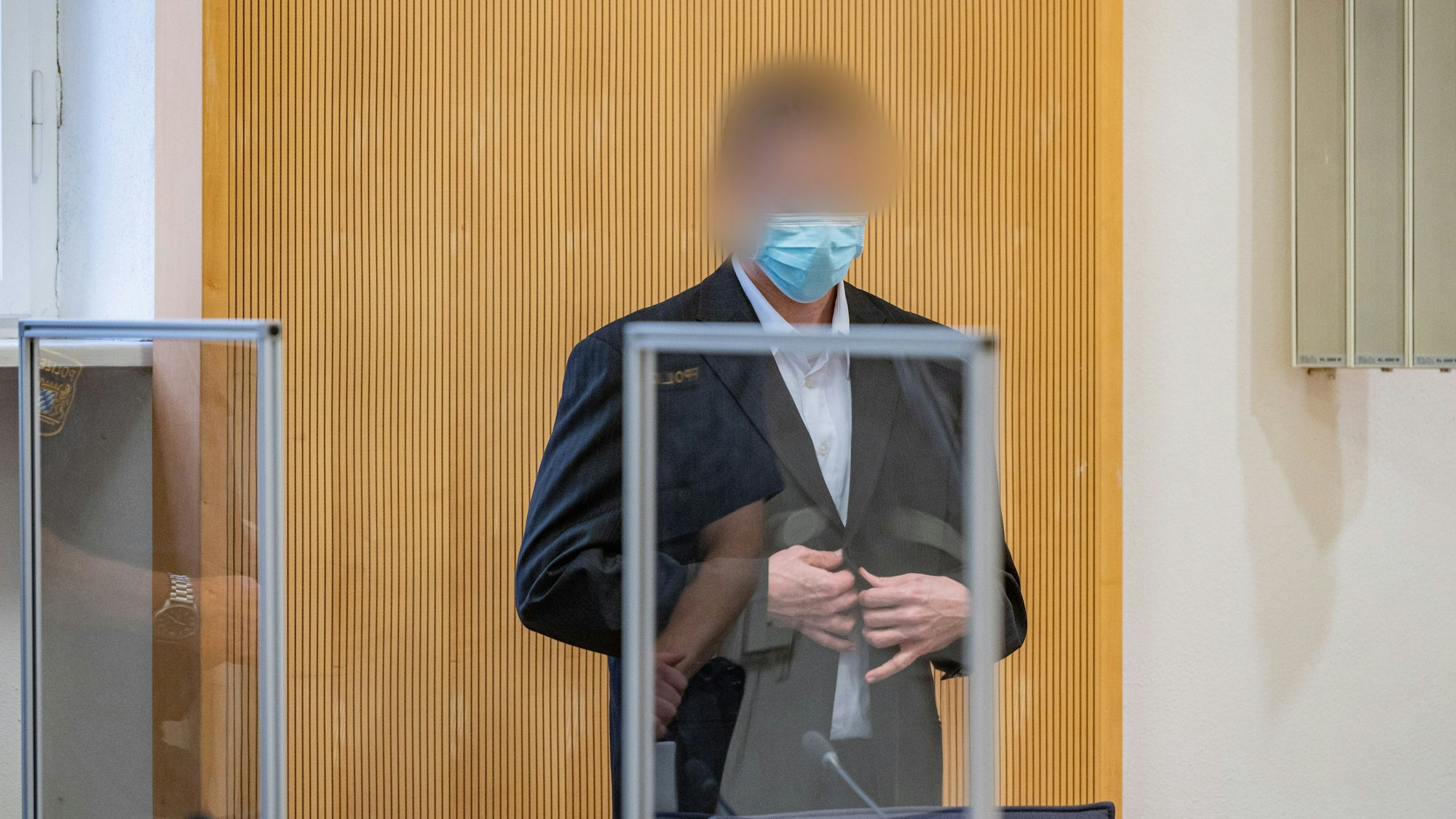 Der Angeklagte Christian E. steht vor der Urteilsverkündung im Verhandlungssaal des Landgerichts. Wegen Mordes ist der 36-Jährige im Fall Maria B. zu einer lebenslangen Freiheitsstrafe verurteilt worden.