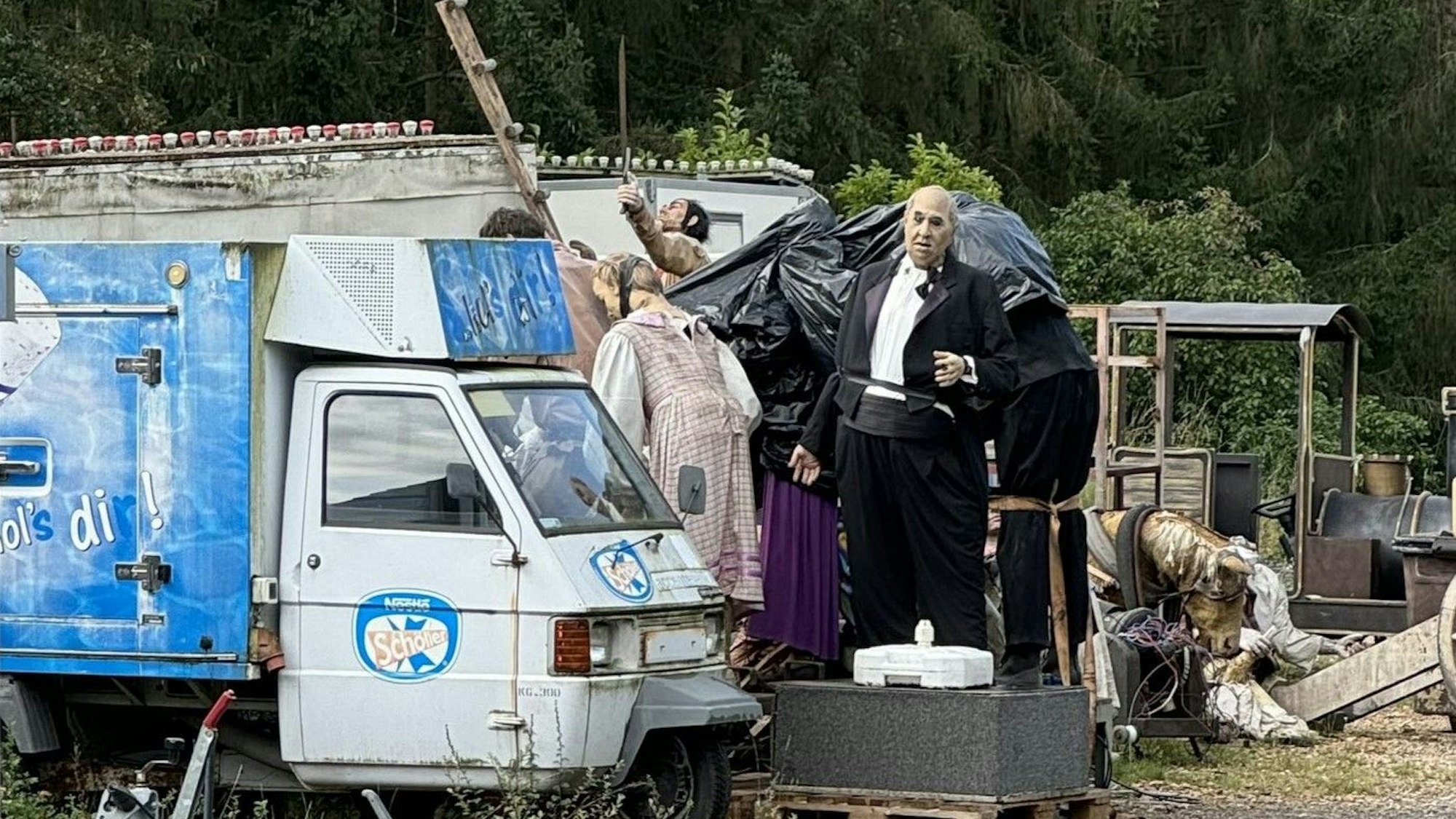 Neben Alfred Hitchcock erwarb ein privater Sammler auch viele weitere Figuren aus der geschlossenen Kult-Attraktion Hollywood Tour im Phantasialand.