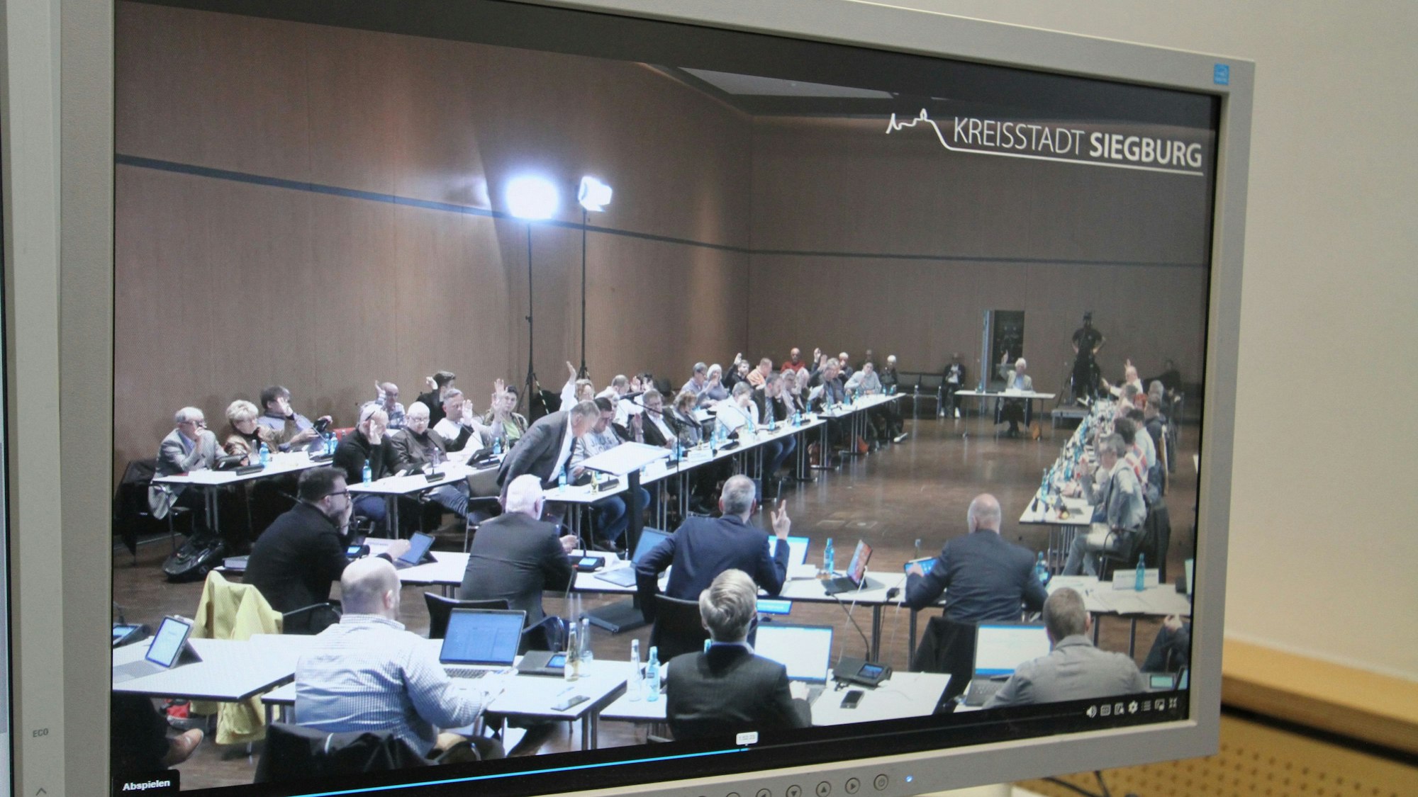 Auf einem Computermonitor läuft der Livestream einer Ratssitzung