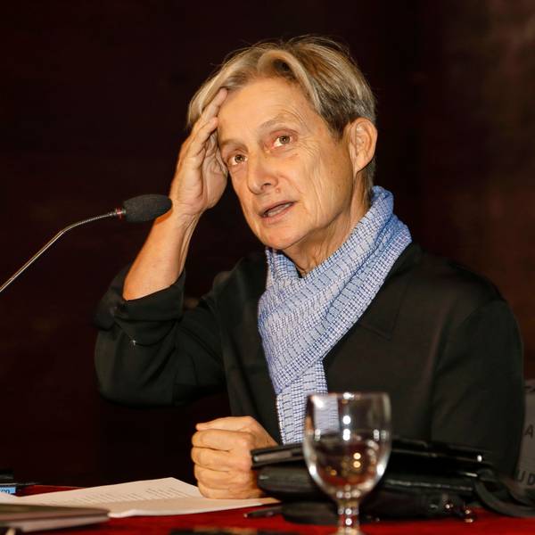 Porträt von Judith Butler während einer Konferenz. Jüdisch-amerikanische Philosophin, Schriftstellerin und Aktivistin in feministischen und LGBT+-Bewegungen.