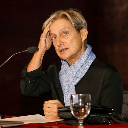 Porträt von Judith Butler während einer Konferenz. Jüdisch-amerikanische Philosophin, Schriftstellerin und Aktivistin in feministischen und LGBT+-Bewegungen.