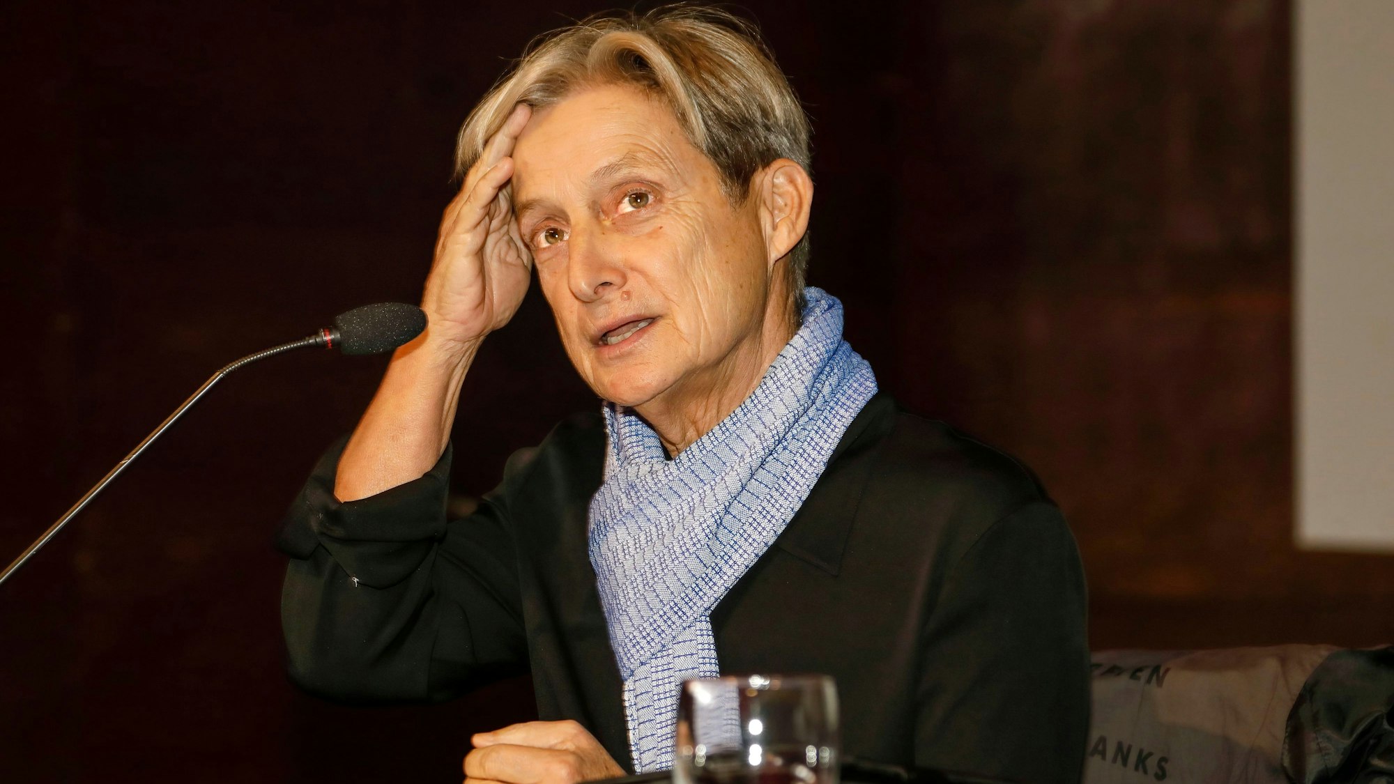 Porträt von Judith Butler während einer Konferenz. Jüdisch-amerikanische Philosophin, Schriftstellerin und Aktivistin in feministischen und LGBT+-Bewegungen.