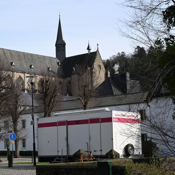 Ein mobiler Toilettenwagen am Altenberger Dom.