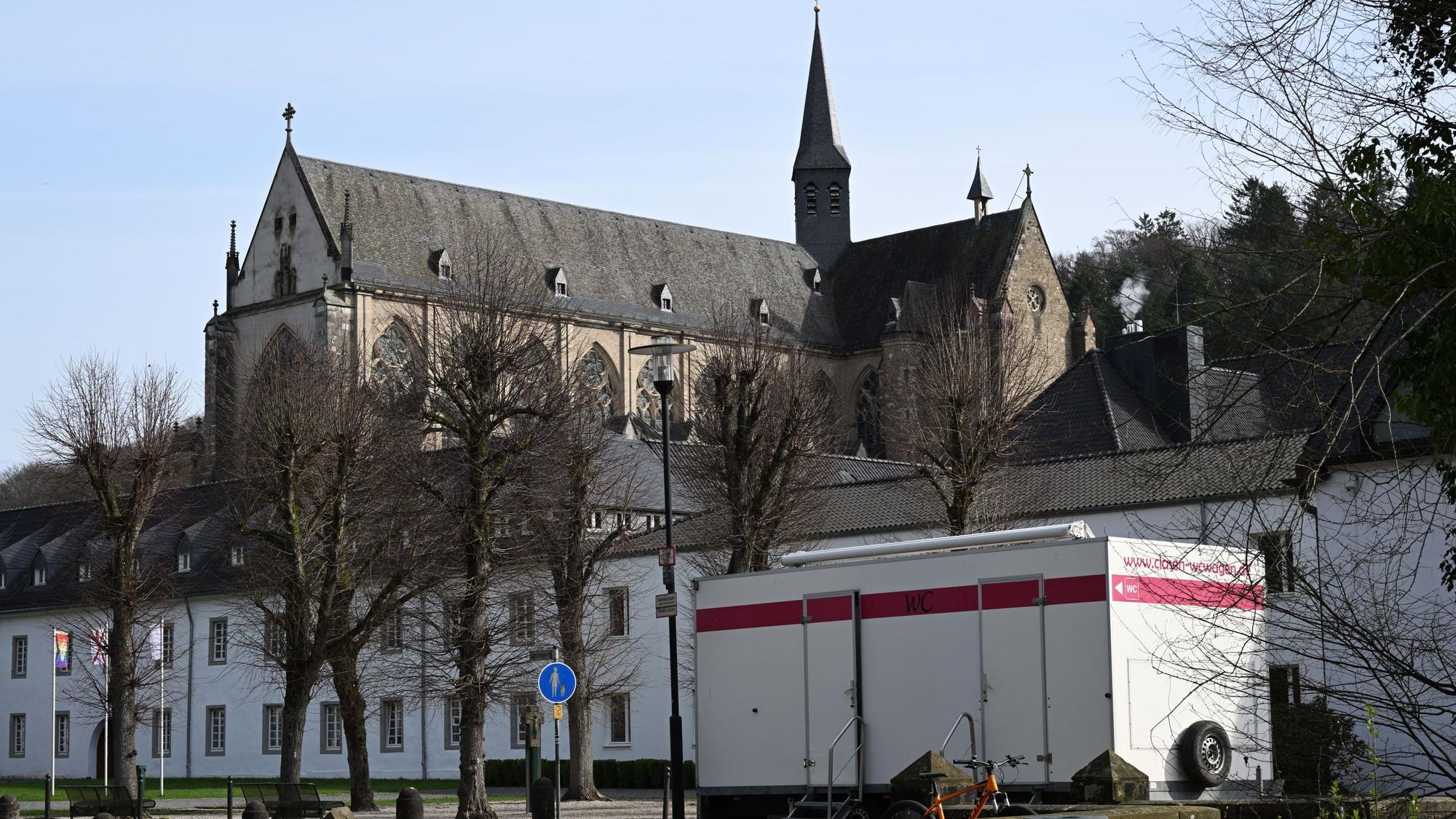 Ein mobiler Toilettenwagen am Altenberger Dom.