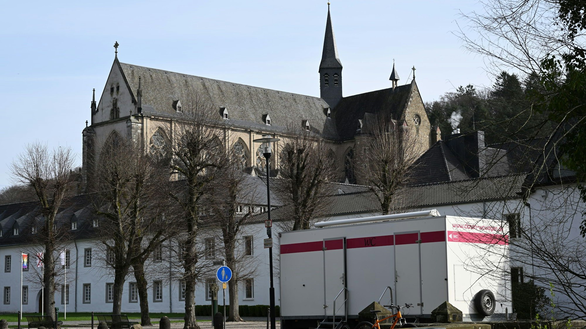 Ein mobiler Toilettenwagen am Altenberger Dom.