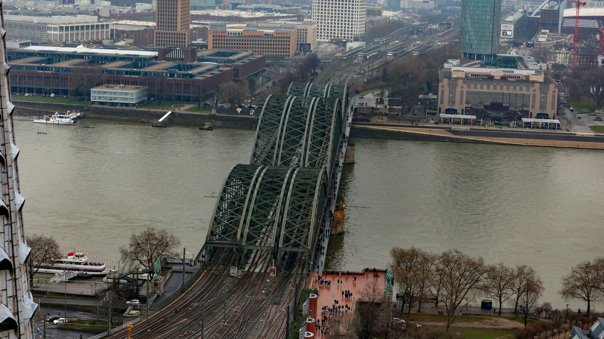 Blick vom Dom auf die Hohenzollernbrücke und den Übergang zum Museum Ludwig (rot gepflasterte Fläche)