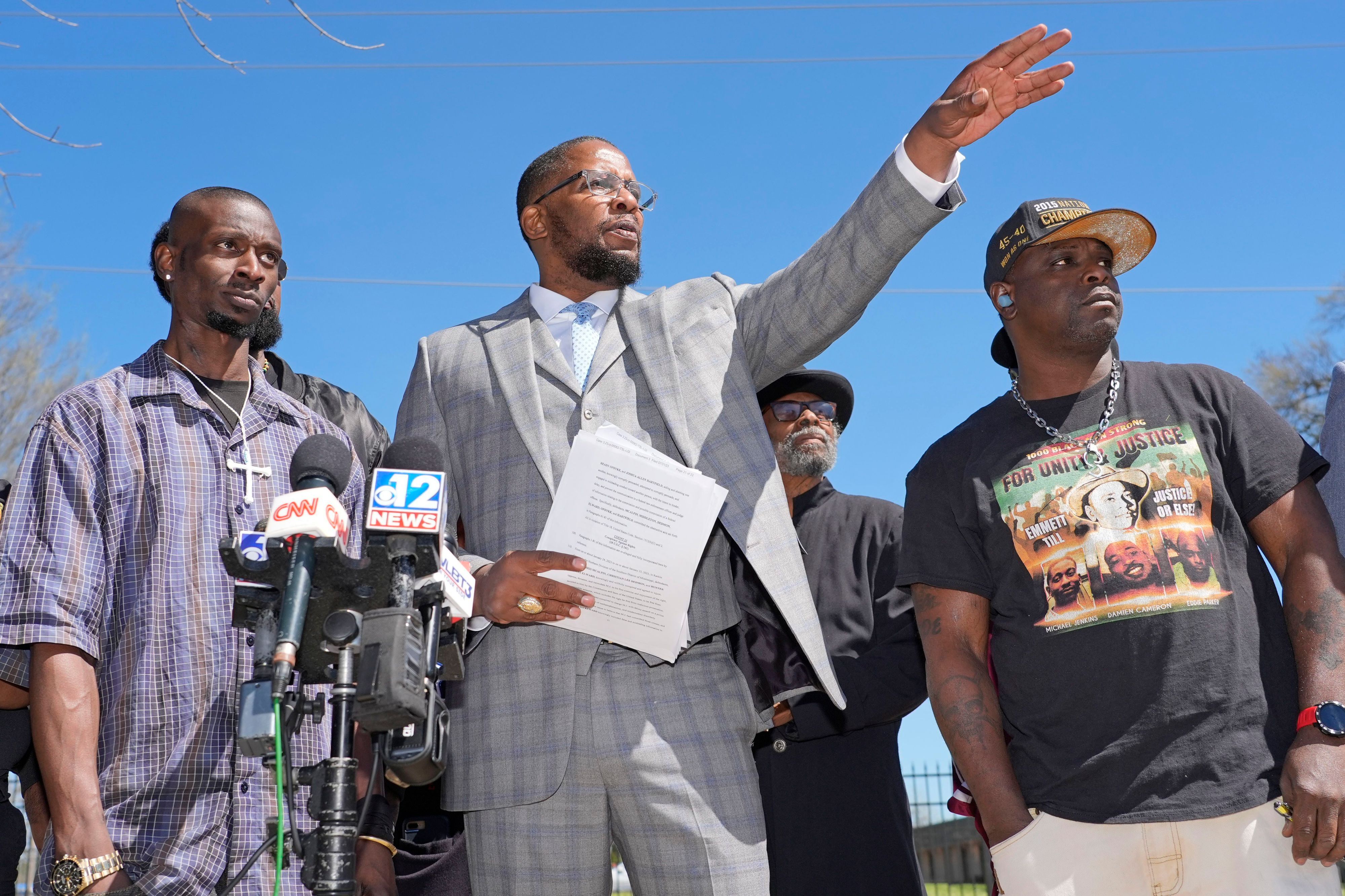 Michael Corey Jenkins, links, und Eddie Terrell Parker, rechts, stehen zusammen mit dem Hauptverteidiger Malik Shabazz, als sie am Montag, 18. März 2024, auf einer Pressekonferenz in Jackson, Mississippi, einen Bundesrichter auffordern, die härtesten Strafen gegen sechs ehemalige Polizeibeamte aus Mississippi Rankin County zu verhängen, die im Jahr 2023 zahlreiche rassistisch motivierte, gewalttätige Folterungen an ihnen begangen haben.