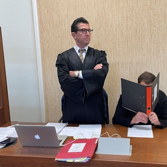 Der angeklagte Mercedesfahrer mit seinem Verteidiger Michael Hakner im Amtsgericht Köln