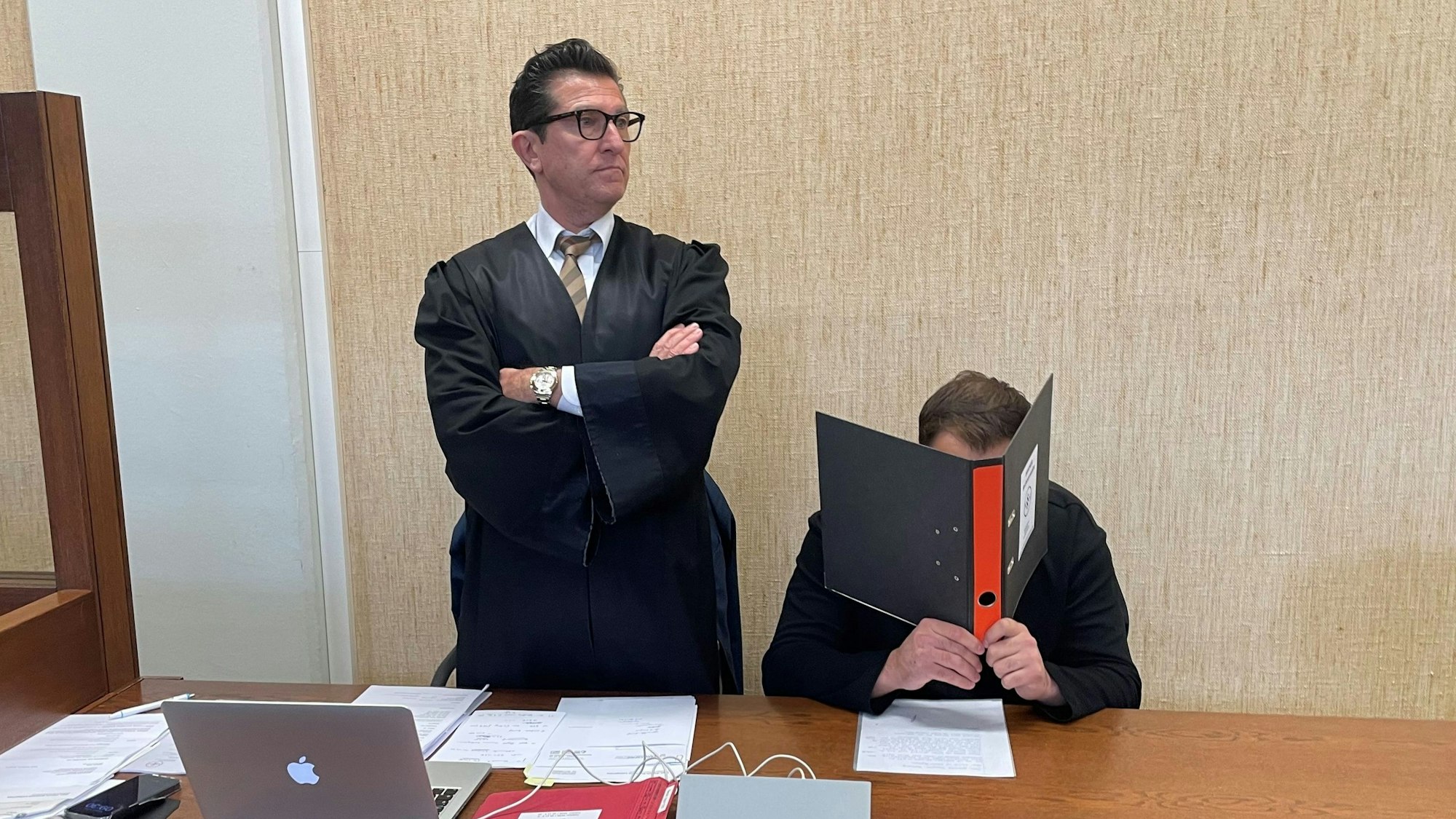 Der angeklagte Mercedesfahrer mit seinem Verteidiger Michael Hakner im Amtsgericht Köln