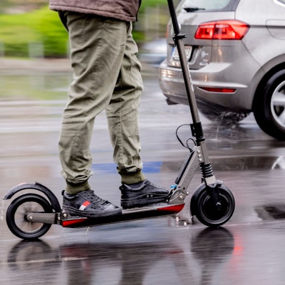Ein umgestürzter E-Scooter führte zu einem Verfahren vor dem Kölner Landgericht (Symbolbild).