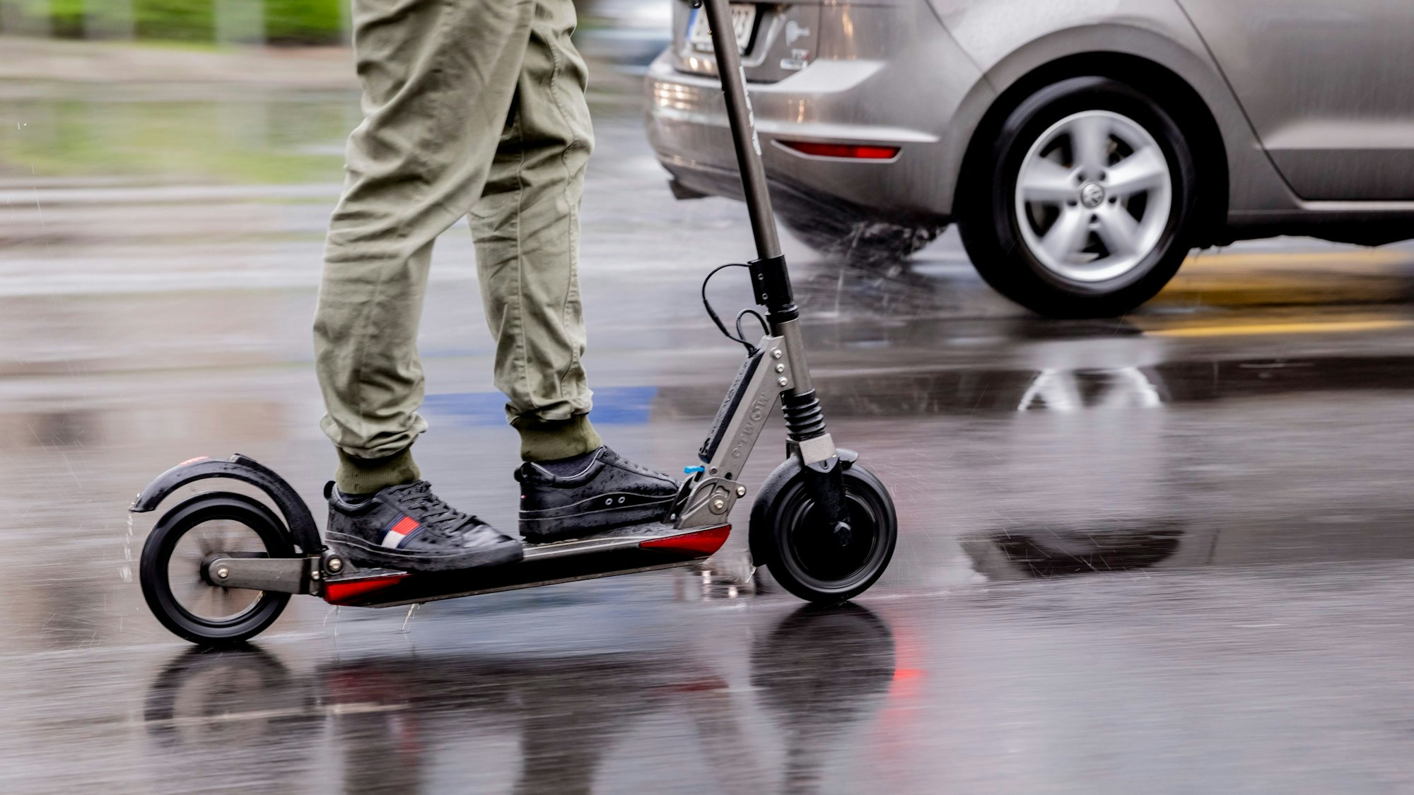 Ein umgestürzter E-Scooter führte zu einem Verfahren vor dem Kölner Landgericht (Symbolbild).
