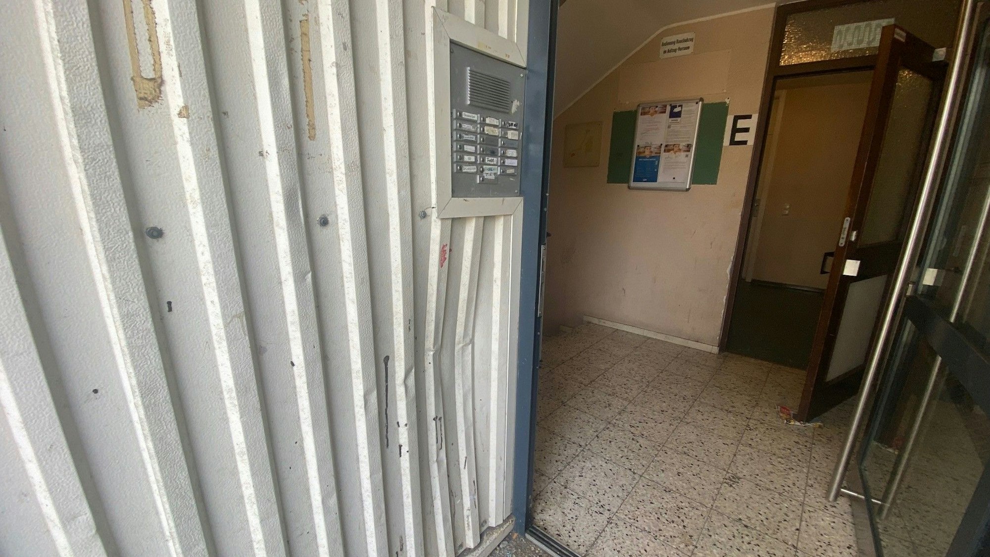 Auf dem Bild ist ein ungepflegter Hauseingang zu sehen.