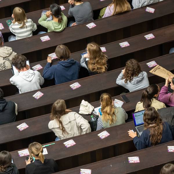 Bayern, München: Studenten nehmen an der Einführungsveranstaltung im Audimax der Ludwig-Maximilians-Universität teil.