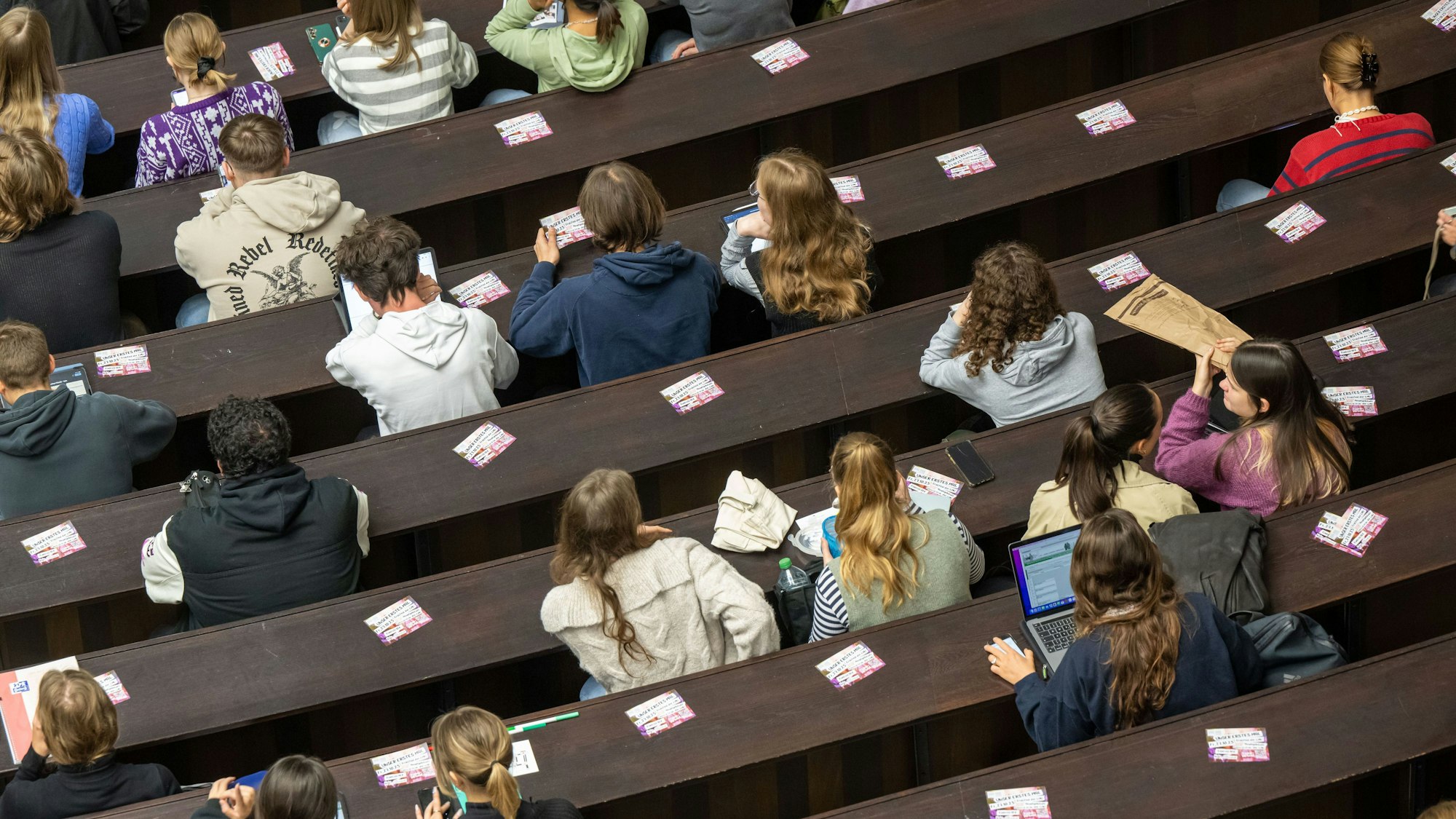 Bayern, München: Studenten nehmen an der Einführungsveranstaltung im Audimax der Ludwig-Maximilians-Universität teil.
