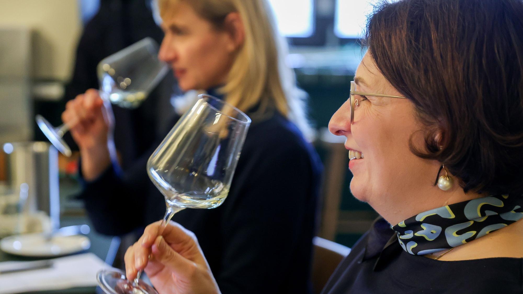 Romana Echensperger bei einem Wein-Test