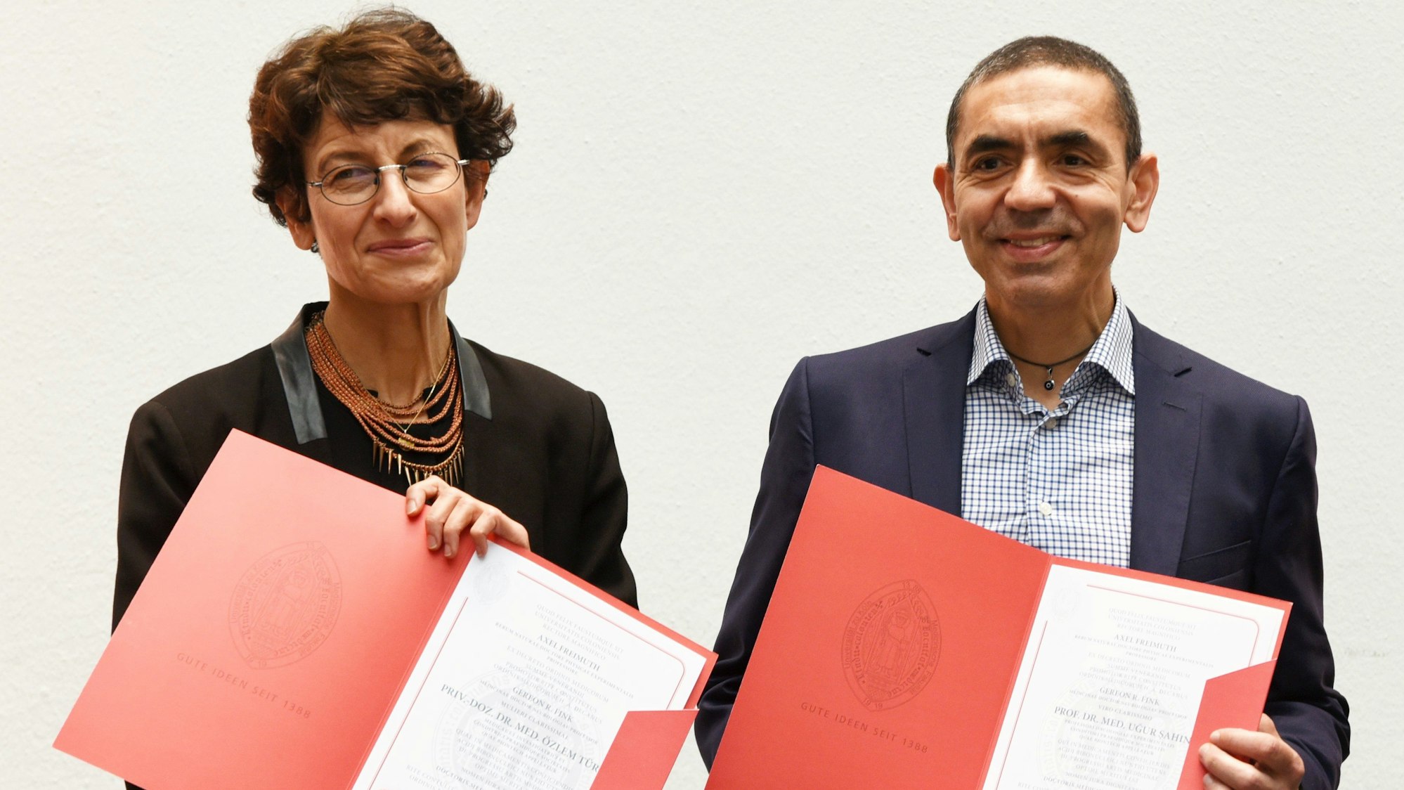 Eintrag in das goldene Buch und Ehrendoktorwürde der Universität zu Köln für Türeci und Sahin