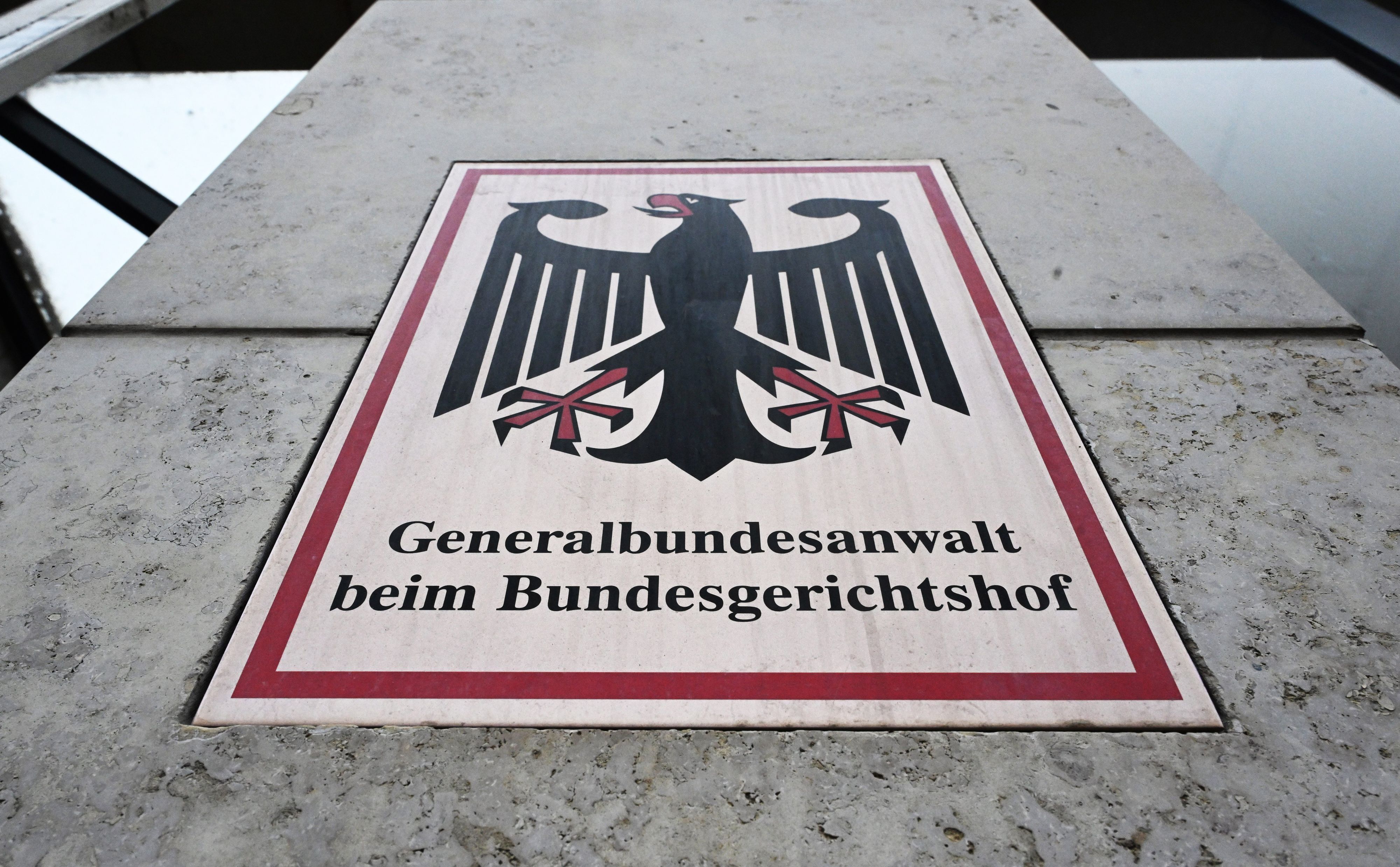 Ein Hinweisschild mit Bundesadler und dem Schriftzug: „Generalbundesanwalt beim Bundesgerichtshof“, aufgenommen vor der Bundesanwaltschaft.
