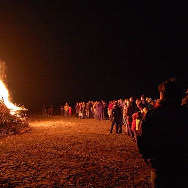 Das traditionelle Osterfeuer im kleinen Dorf Imbach in Bergisch Gladbach.