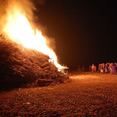 Das traditionelle Osterfeuer im kleinen Dorf Imbach in Bergisch Gladbach.